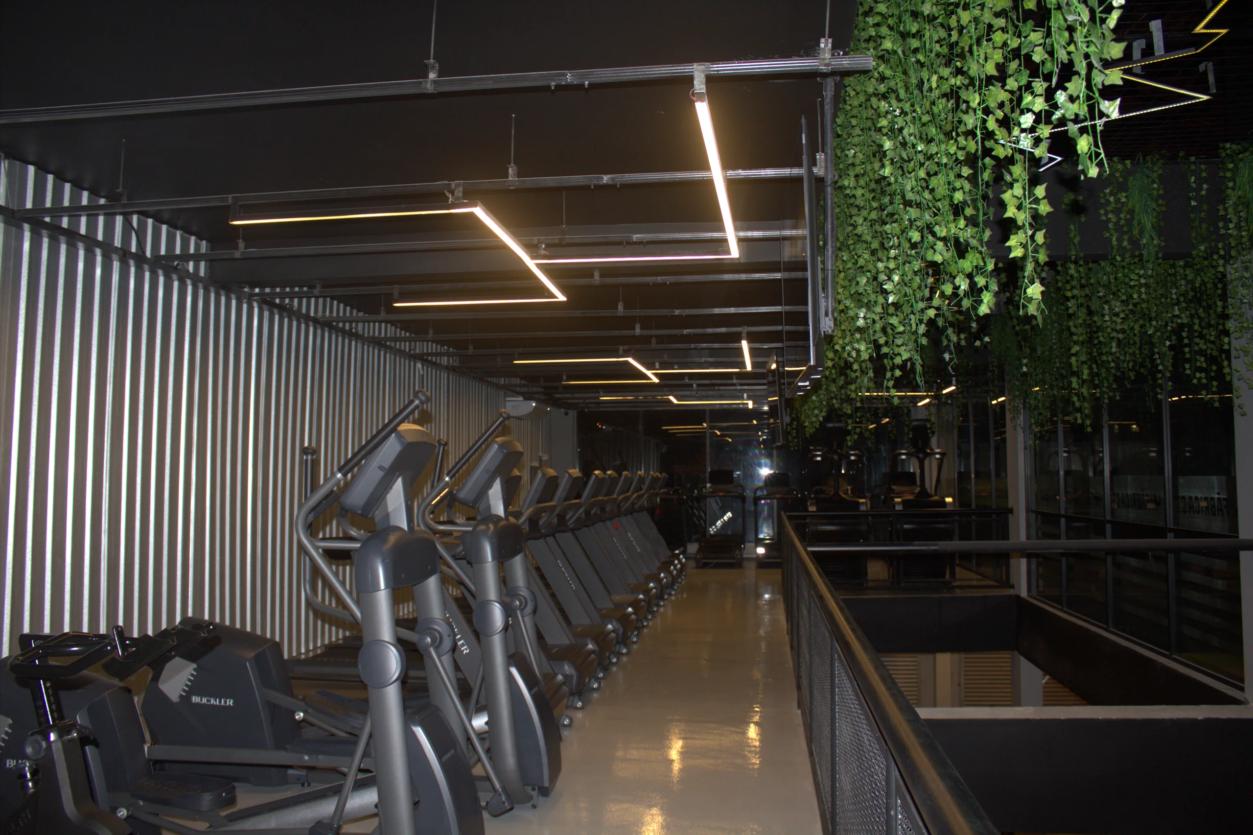 Mezanino com equipamentos de cardio