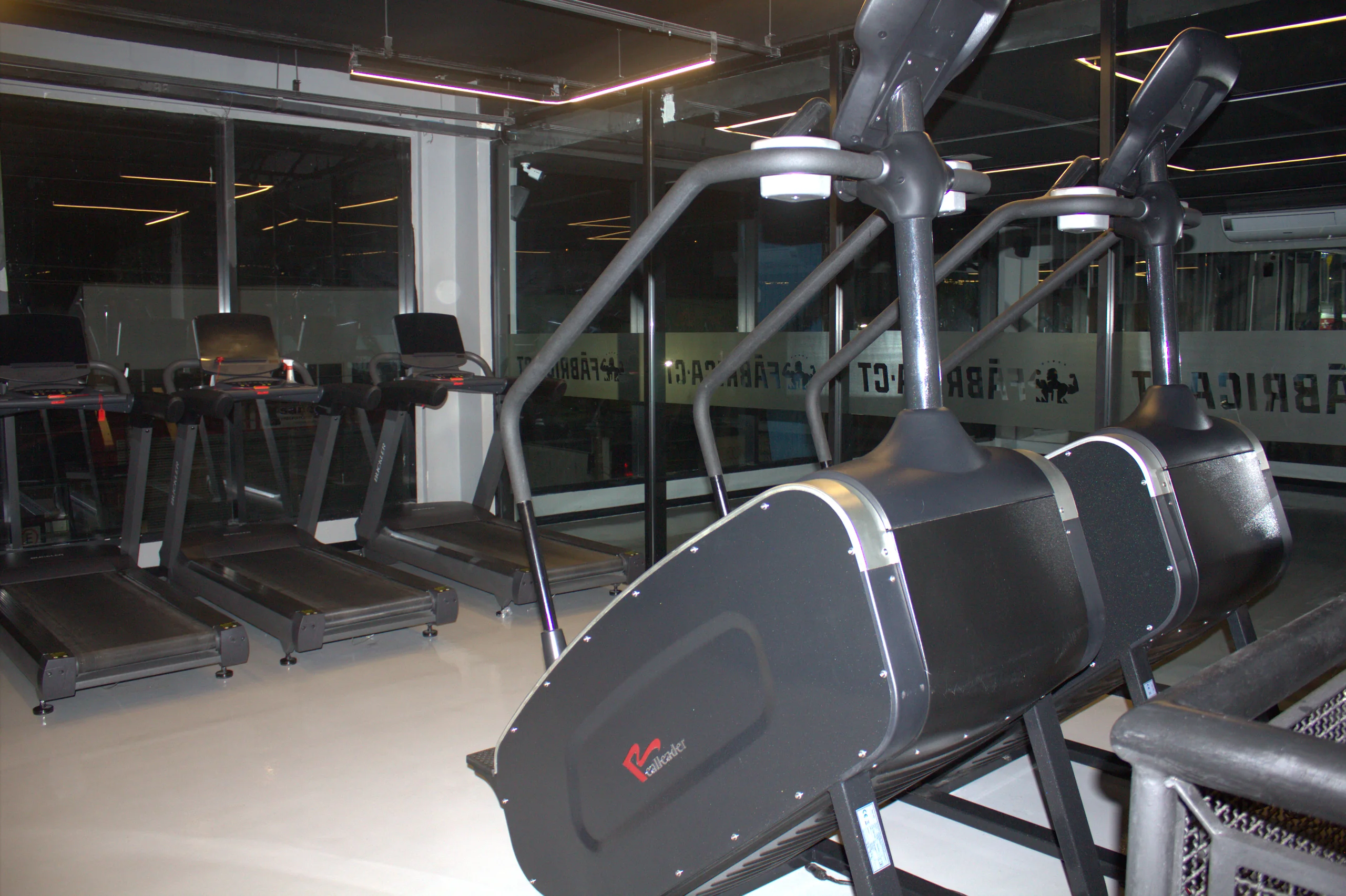 Elípticos e esteiras da área de cardio