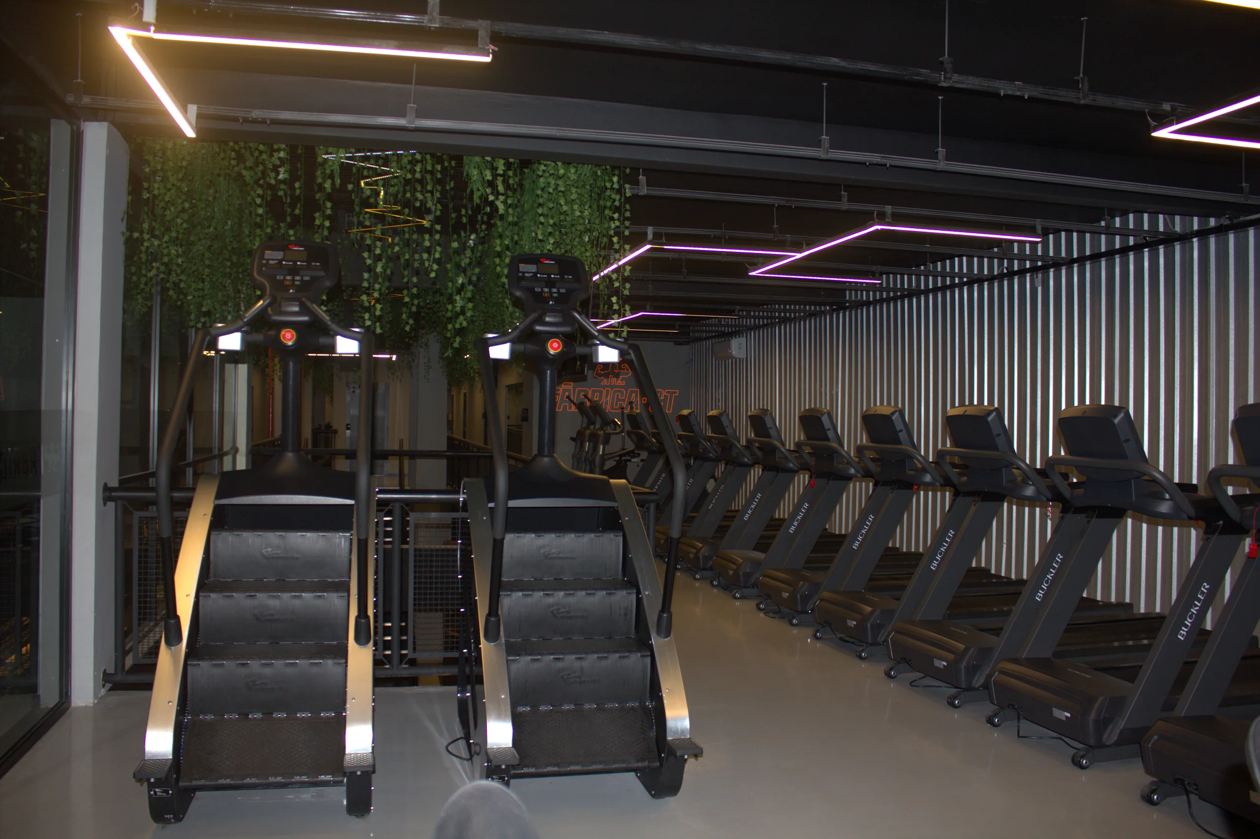 Equipamentos de escada e cardio