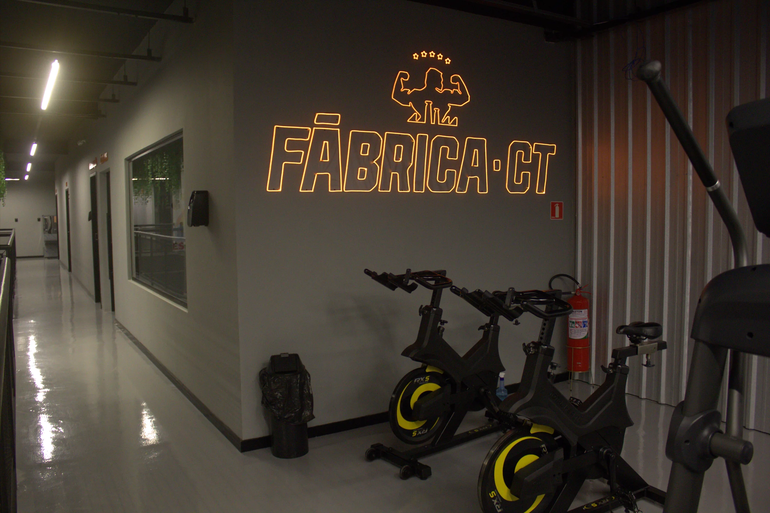 Ambiente interno com identidade Fábrica CT